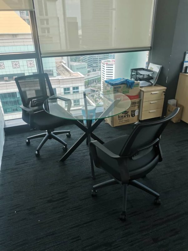 ROUND SHAPE TEMPERED GLASS DISCUSSION TABLE WITH SPIDER LEG – F1-DT-SP 900 G